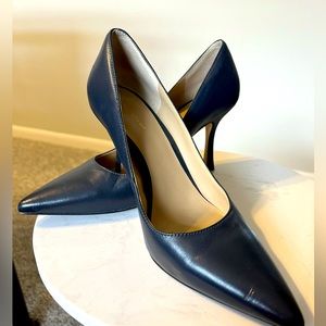 Ann Taylor navy blue pointed Stilettos. Size 6.5M